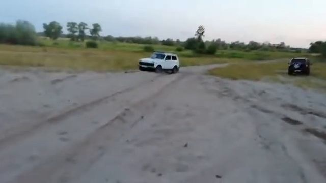 По песку Нива 21214 на 29 колёса Форвард Сафари 540 смотреть онлайн