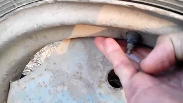 Накачиваю насосом переднее колесо на МТЗ-80!!! смотреть онлайн
