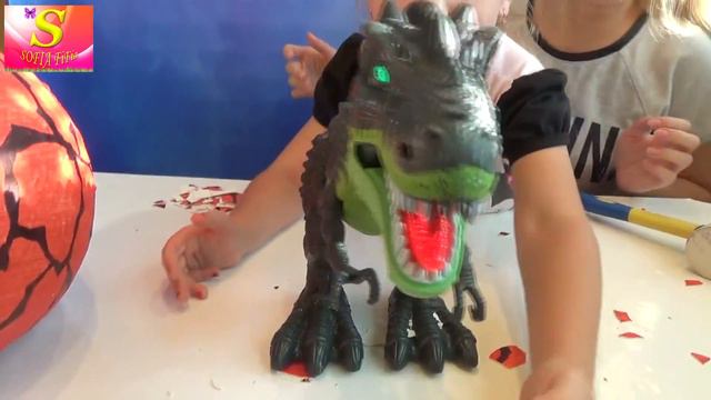 ШОК! РАЗБИЛИ ОГРОМНОЕ ЯЙЦО С ДИНОЗАВРОМ ВНУТРИ! SHOCK! Break The Huge Egg With A Dinosaur INSIDE!