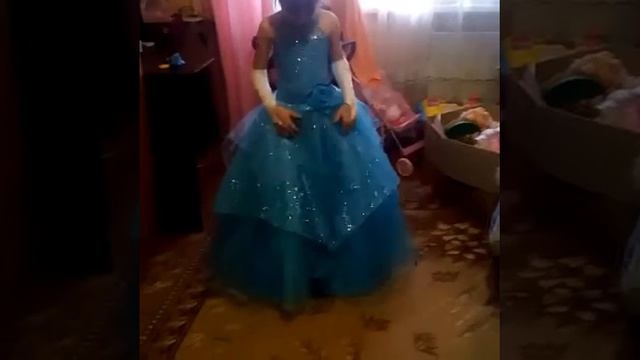 Очень блестящее платье смотреть онлайн