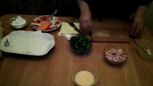 Быстрые пирожочки из слоеного теста с колбасой и шпинатом | слоеные пирожкочки смотреть онлайн