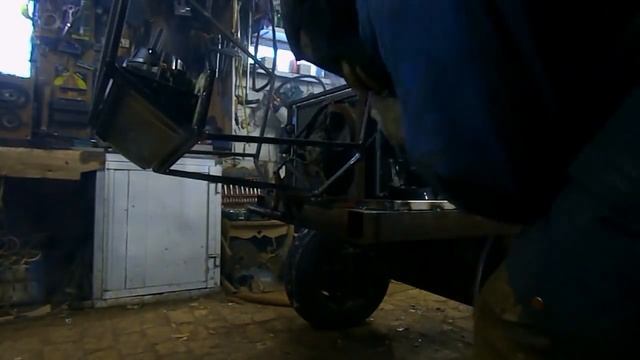 Самодельный трактор.Процесс сборки.Петли на капот #102 смотреть онлайн