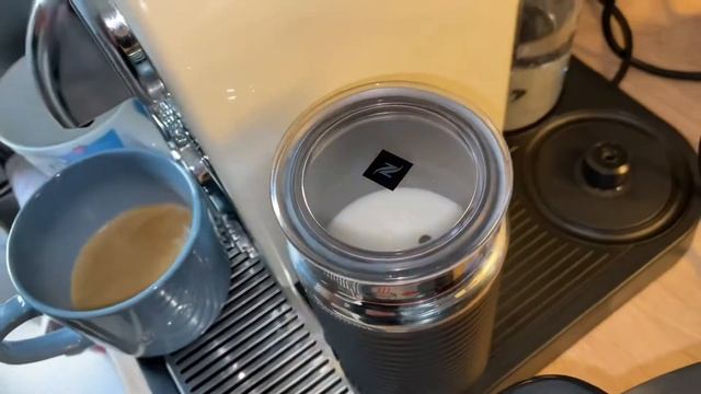 Cappuccino zubereiten mit DeLonghi Nespresso Citiz EN267WAE Kaffemaschine Anleitung смотреть онлайн