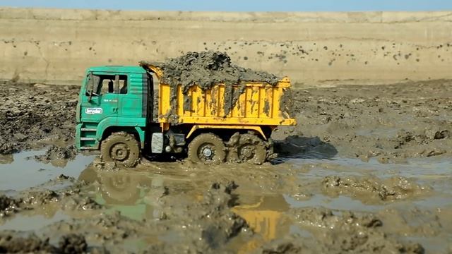 Игрушки месят речную грязь смотреть онлайн