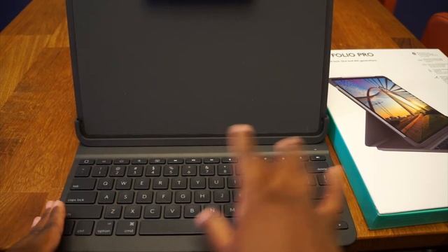 Logitech (Slim Folio Pro) Keyboard Case Review смотреть онлайн