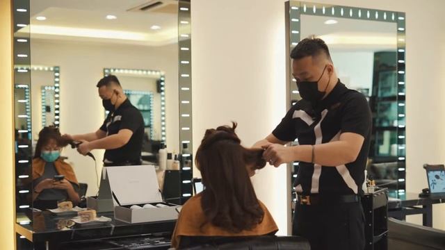 MOMTZ X Balmain Hair Couture смотреть онлайн