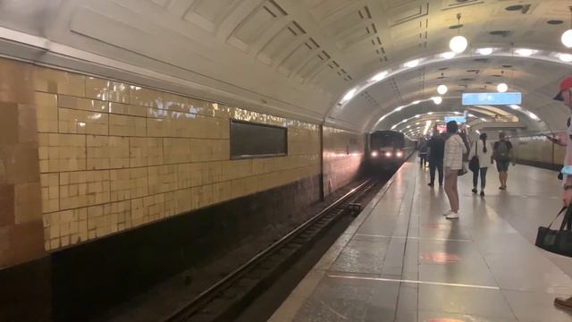 Прибытие Состава 81-717/714 на станцию метро Библиотека Имени Ленина Сокольнической линии смотреть онлайн