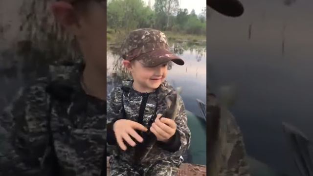 Захар на летней рыбалке. Рыбка- лапочка. Рыбалка. Дети. Детская рыбалка смотреть онлайн