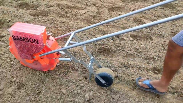 मक्का बोने की मशीन || Makka bone ki machine || seed drill machine planter #makka#atrauli#farmer смотреть онлайн