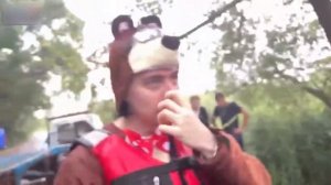 ХАЗЯЕВА НА БАНАНЕ НА РЕЧКЕ / КАТАЮTСТЯ НА ГИДРОЦИКЛЕ В КОСТЮМАХ