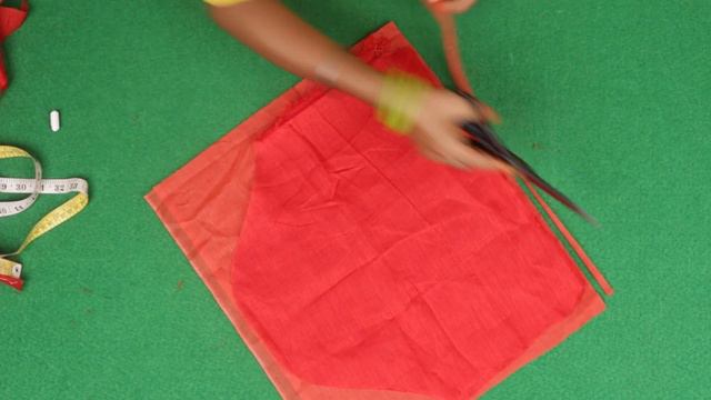 Back Hook वाला Blouse बनाना सीखे Perfect Blouse Cutting and Stitching in Hindi смотреть онлайн