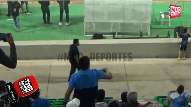🔥Hincha le muestra cinturón a Fernando Arismendi por fallar un gol | Blooming смотреть онлайн