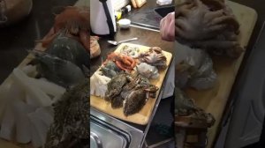 Варим Средиземноморского краба с морепродуктами: