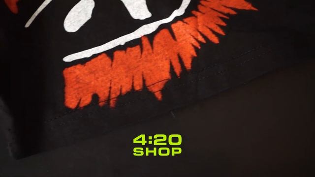 Черная футболка Not Real с различными, цветными принтами и надписями в магазине 4:20 SHOP смотреть онлайн