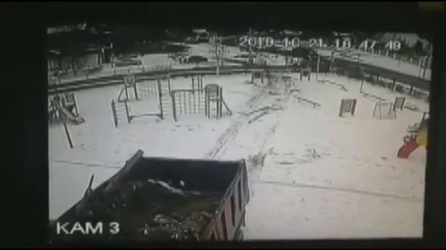 Грузовик протаранил детский сад в Ханты-Мансийске смотреть онлайн