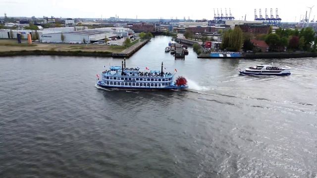 Захватывающий полет над кораблем в Гамбурге: Удивительные кадры снятые с дрона" смотреть онлайн