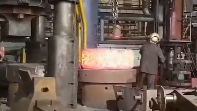 Свободная ковка на прессе 3000 тс. Диск с отверстием. Масса поковки 4100 кг. смотреть онлайн