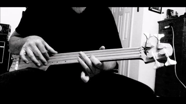 Playing a compact piezoelectric bass смотреть онлайн