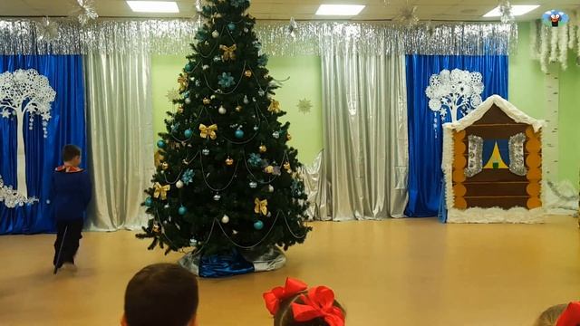 Подвижная игра на новогоднем утреннике "Прокатись на Валенке", Весёлые игры на Новый год смотреть онлайн