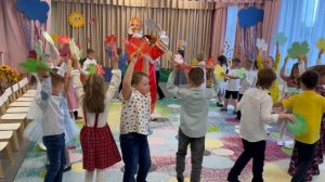 «Листочки-самолётики» игра с листочками на осеннем утреннике