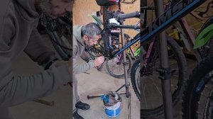 Как открутить каретку на велосипеде ? Когда закисла и не откручивается