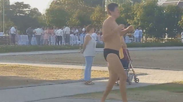 Без галстука он не попал на свадьбу....... смотреть онлайн