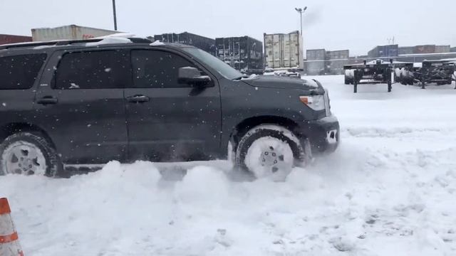 Toyota Sequoia 2015 Snow Test Drive смотреть онлайн