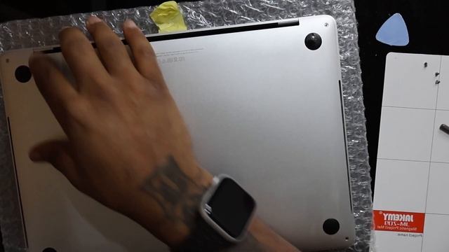 MacBook Pro 13'' A1706 (2017-2018) Touch Bar Screen Assembly Replacement Pt 3 смотреть онлайн