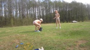 Дети балуются