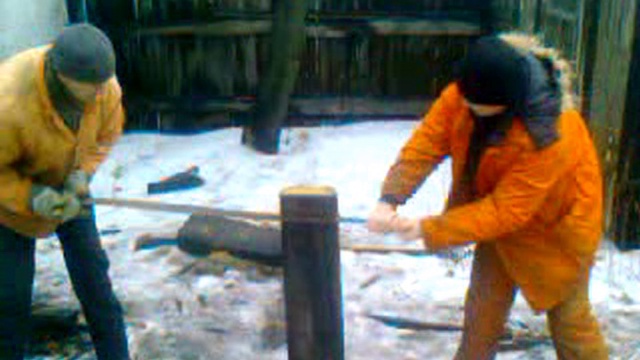 Ребята пилят шпалу