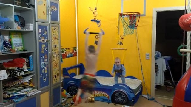 Два Crazy брата акробата (Домашний троллей + прыгунки) Crazy Kids trolley + Jumpers смотреть онлайн