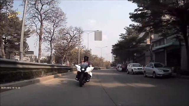 HONDA NM4-02, ride thru the traffic смотреть онлайн