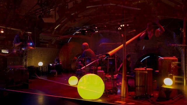 Klangbaden - Tanzen mit D Drone aus dem Konzert in der Kulturbrauerei Berlin 15.7.22 смотреть онлайн