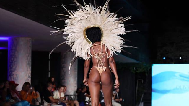 Simone_Henderson_in_Slow_Motion___Miami_Swim_Week смотреть онлайн