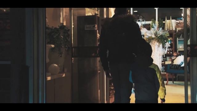 Новогодние украшения, заснеженные ветви, гирлянды и атмосфера настоящего праздника. смотреть онлайн