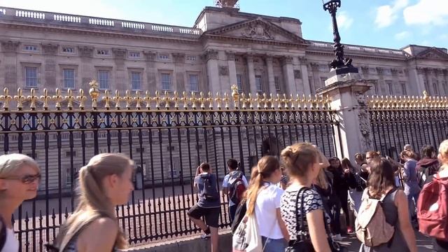Катя кормит белочек в парке Лондона смотреть онлайн