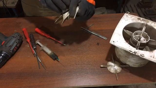 Lubricate the extractor fan. смотреть онлайн