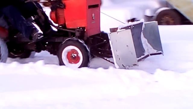 Самодельный минитрактор убирает снег смотреть онлайн