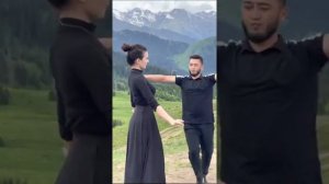 Парень и девушка танцуют парный танец - Под новую чеченскую песню Мел ирсе (New 2022)