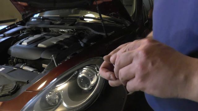 Замена лампы Porche Cayenne