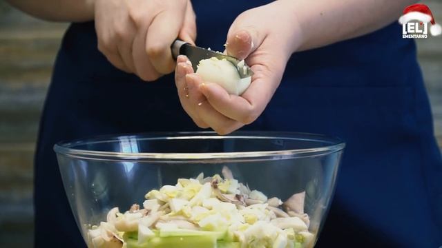 Какой же это вкусный салат! Салат с Кальмарами и Крабовыми Палочками смотреть онлайн