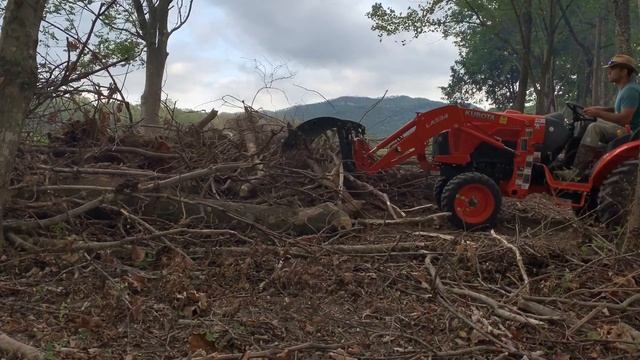 Grapple vs Pallet Fork Tractor Attachment Is a grapple worth it? смотреть онлайн