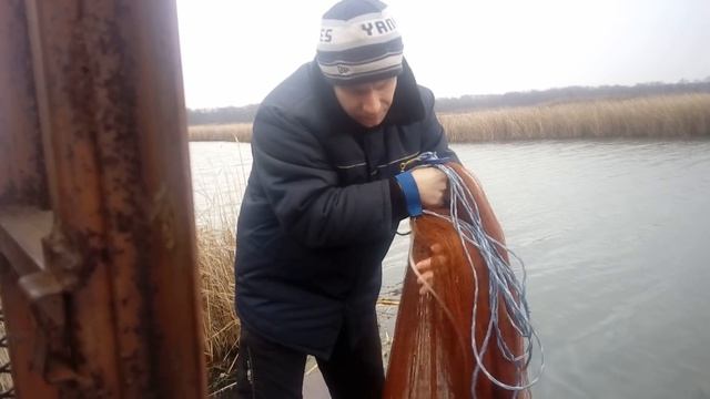 заброс кастинговой сети с большим кольцом фрисби