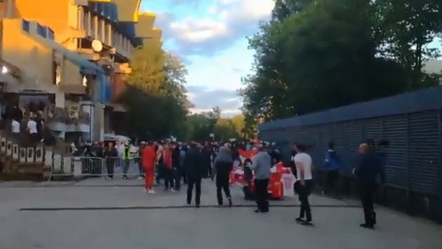 Delije ispred Pionira pred meč Crvena zvezda-Partizan смотреть онлайн
