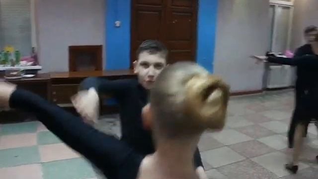 Дети танцуют современные танцы. Червона слобода смотреть онлайн