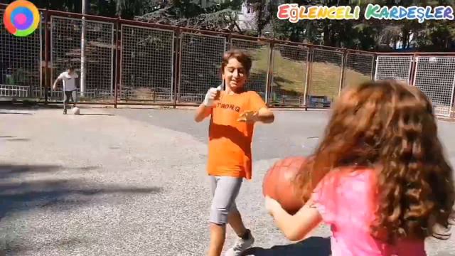 kuzenlerimizle park keyfi Fun смешно приятно провести время парк большой мяч корзину смотреть онлайн