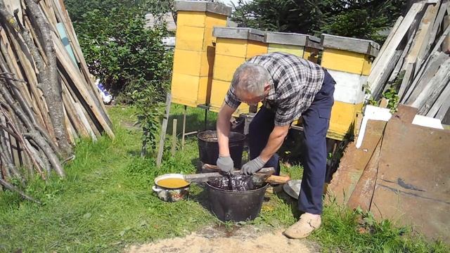Простое и эффективное приспособление для перетопки сот и воска смотреть онлайн