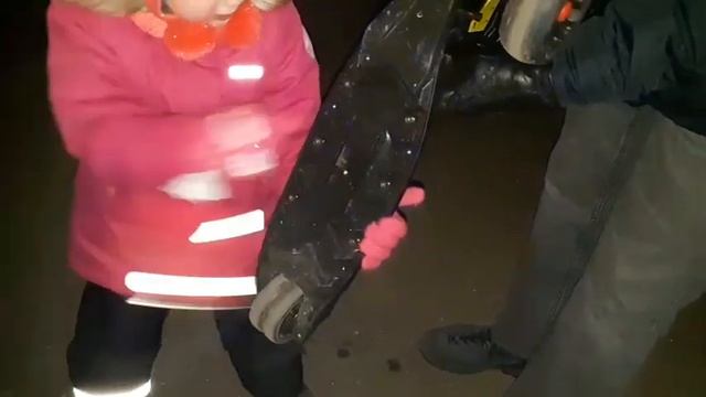 ДИСКОТЕКА! Светящийся трехколесный самокат Капелла М088 black с музыкой и с подсветкой смотреть онлайн