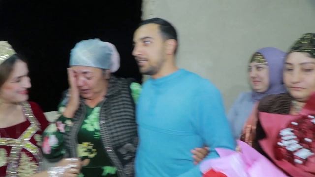 MUSOFIRDAGI INNAT AKA XOLOV TURMUSH O`RTO`G`INI TUG`ILGAN KUNI BILAN TABRIKLADI смотреть онлайн