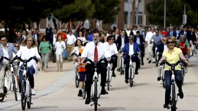 PP - Verano Azul MIX - Mariano Rajoy, Esperanza Aguirre y Cristina Cifuentes en bicicleta смотреть онлайн
